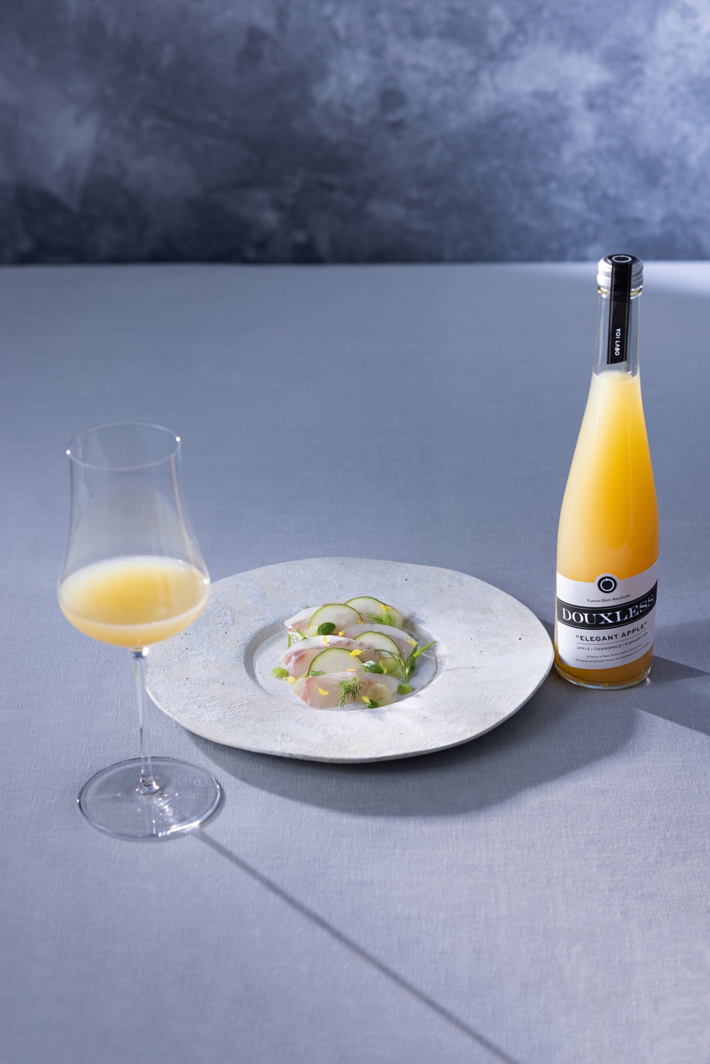 Fusion Non-Alcoholic（フュージョンノンアルコール）のDOUXLESS ELEGANT APPLE（ドゥレス エレガントアップル）と料理とグラス
